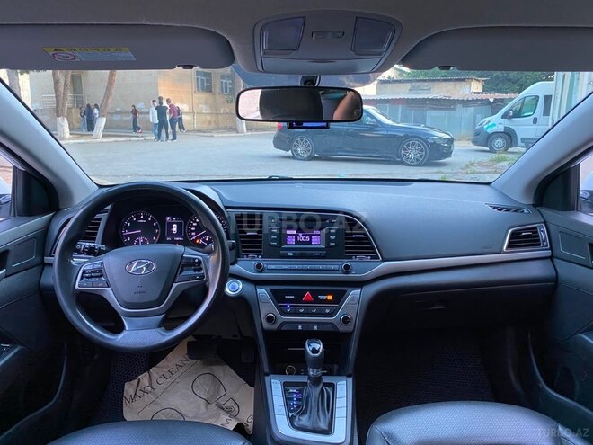 Hyundai Elantra-11