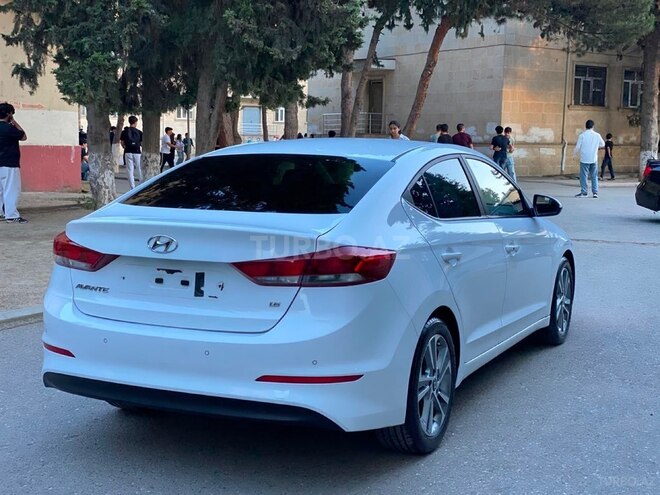 Hyundai Elantra-9