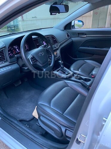 Hyundai Elantra-12