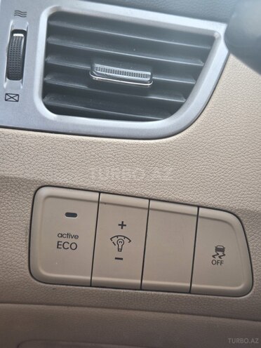Hyundai Elantra-12