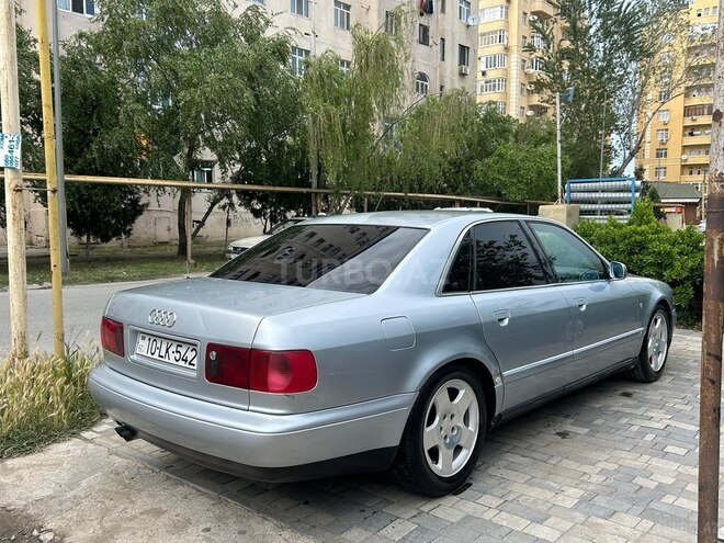 Audi A8-8