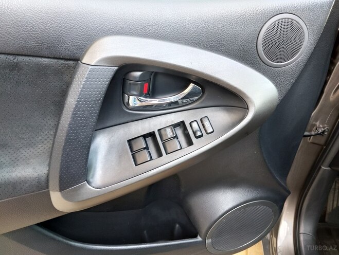 Toyota RAV4-14