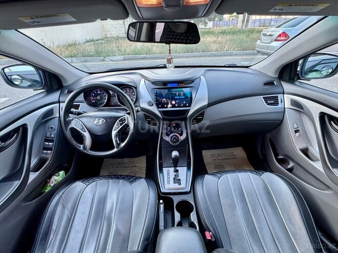 Hyundai Elantra-12