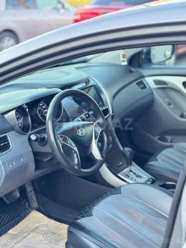 Hyundai Elantra-13