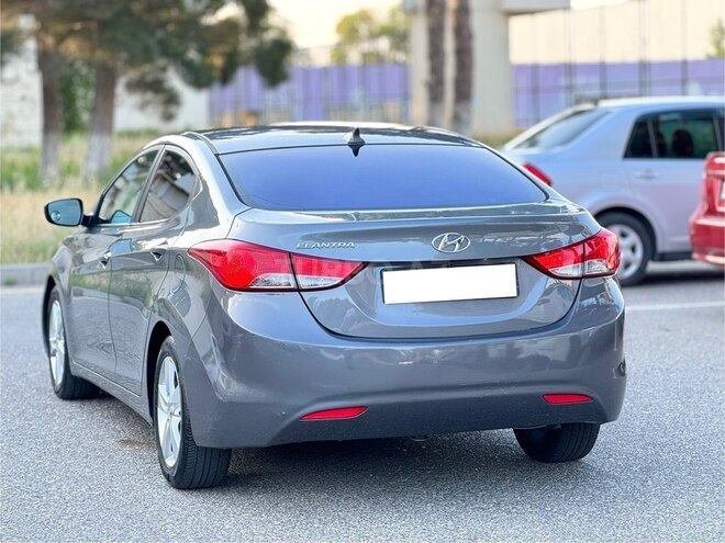 Hyundai Elantra-10