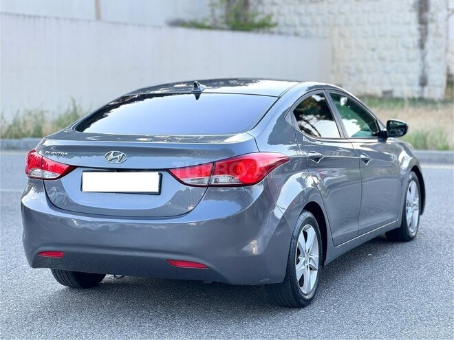 Hyundai Elantra-9