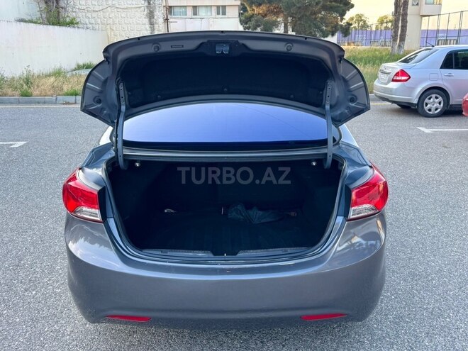 Hyundai Elantra-16