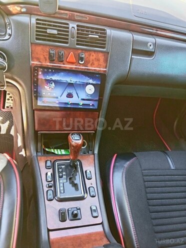 Mercedes E 300-11