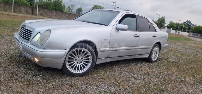 Mercedes E 230-4