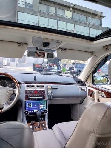 Mercedes E 200-10