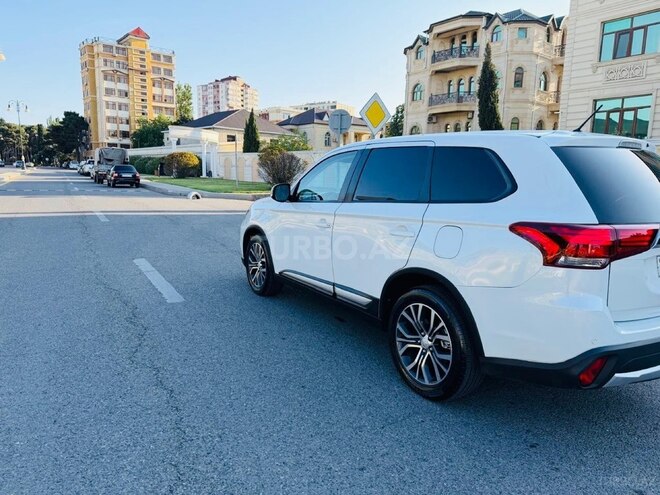 Mitsubishi Outlander-13