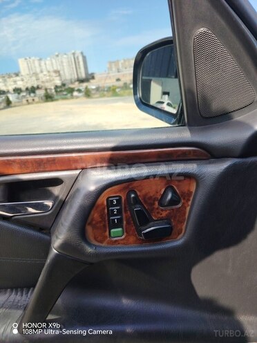 Mercedes E 320 4MATIC-5