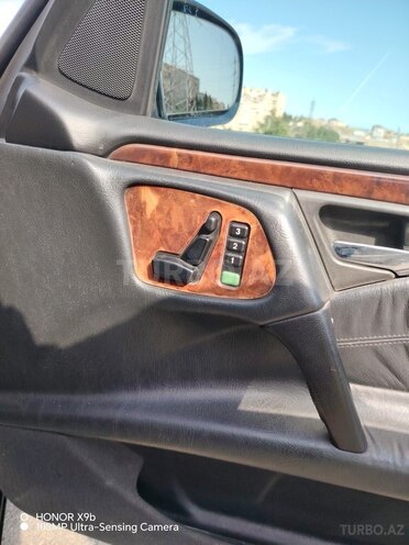 Mercedes E 320 4MATIC-10