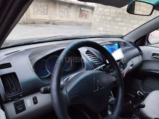 Mitsubishi L200-8