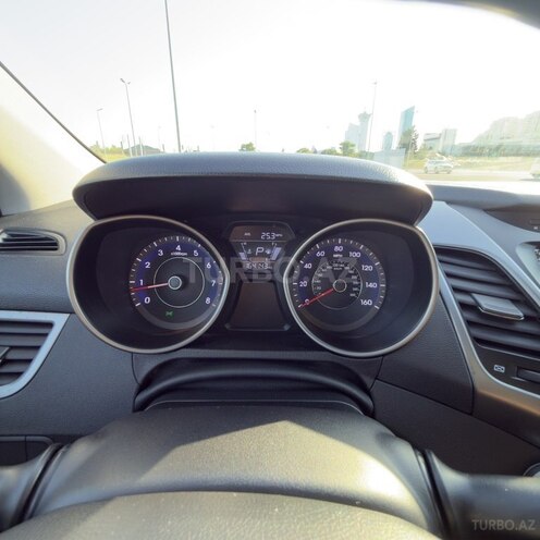 Hyundai Elantra-9