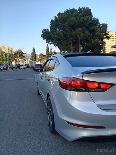 Hyundai Elantra-6