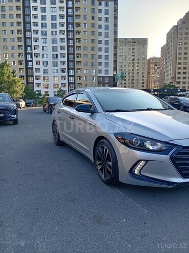 Hyundai Elantra-11