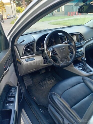 Hyundai Elantra-12