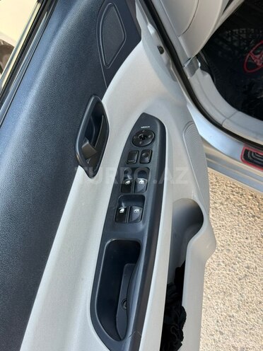 Hyundai Accent-12