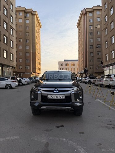 Mitsubishi L200-1