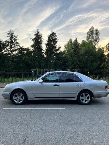 Mercedes E 230-5