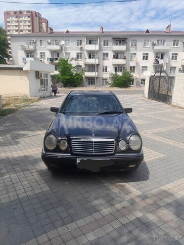 Mercedes E 230-1