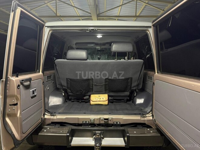 Toyota Land Cruiser-9