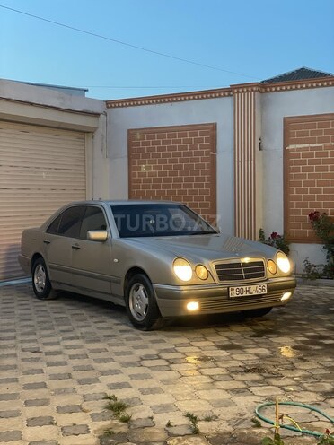 Mercedes E 200-1
