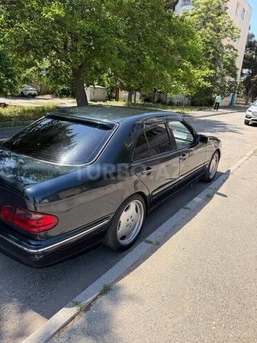 Mercedes E 270-3