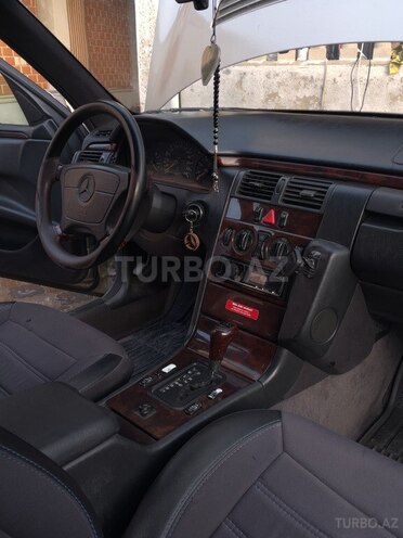 Mercedes E 200-5