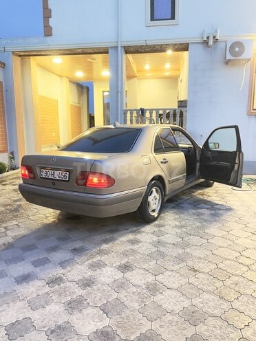 Mercedes E 200-4