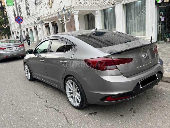 Hyundai Elantra-11