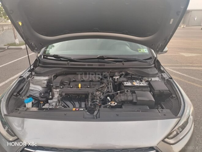 Hyundai Accent-15