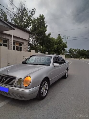 Mercedes E 230-5