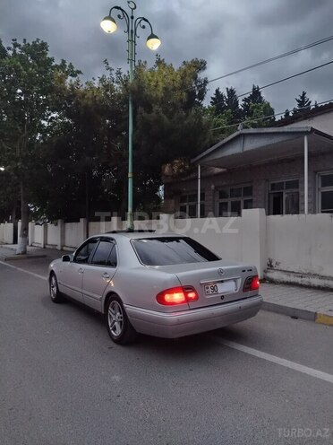 Mercedes E 230-11
