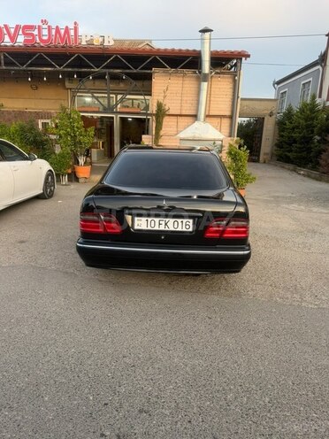 Mercedes E 220-2