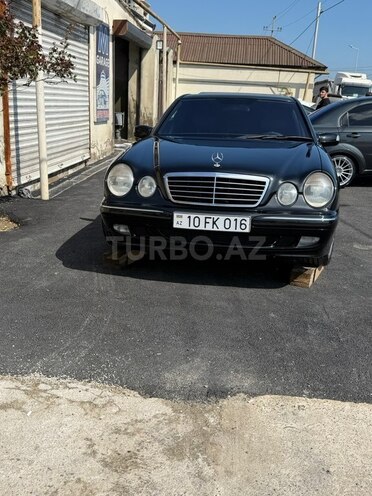 Mercedes E 220-1