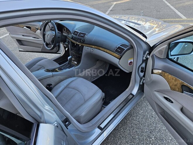 Mercedes E 220-11