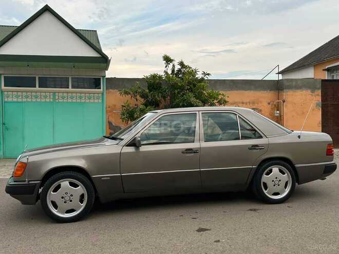 Mercedes 230 E-2