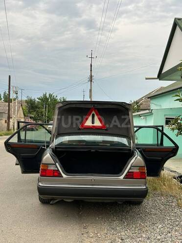 Mercedes 230 E-6