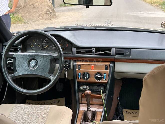 Mercedes 230 E-8