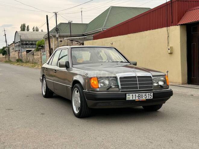Mercedes 230 E-1