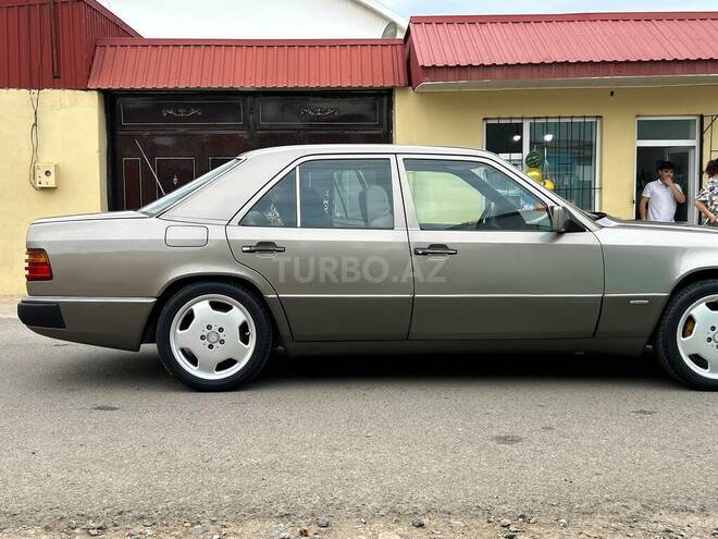 Mercedes 230 E-3