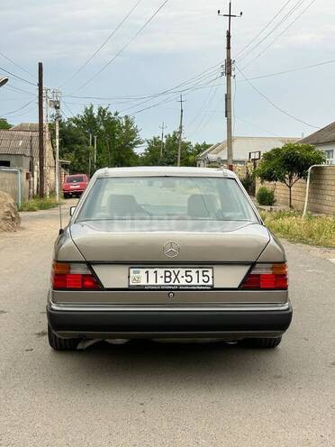 Mercedes 230 E-4