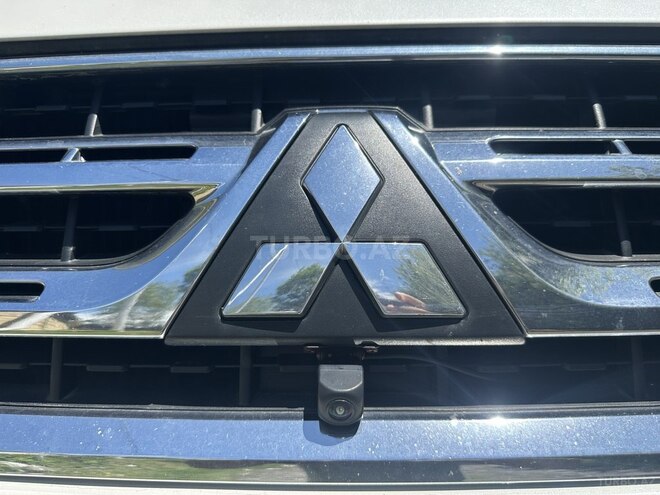 Mitsubishi Pajero-12