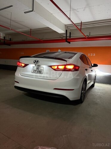 Hyundai Elantra-12