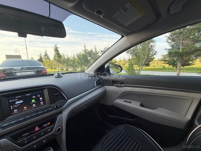 Hyundai Elantra-15