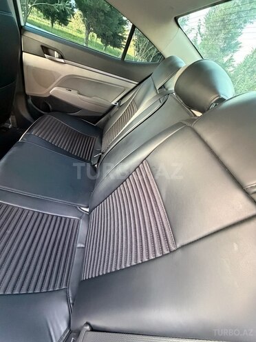 Hyundai Elantra-14