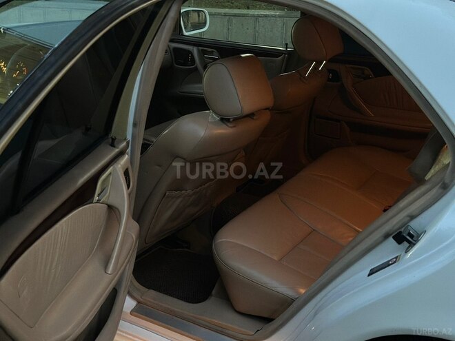 Mercedes E 320-13