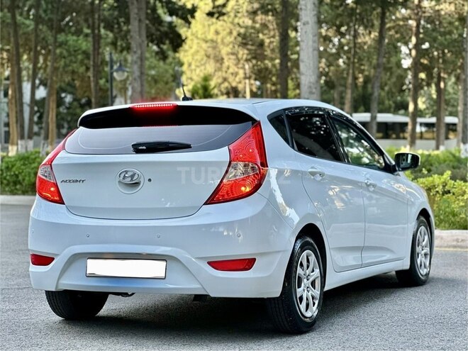 Hyundai Accent-12